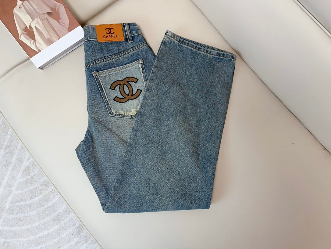 Contrast color embroidered logo jeans