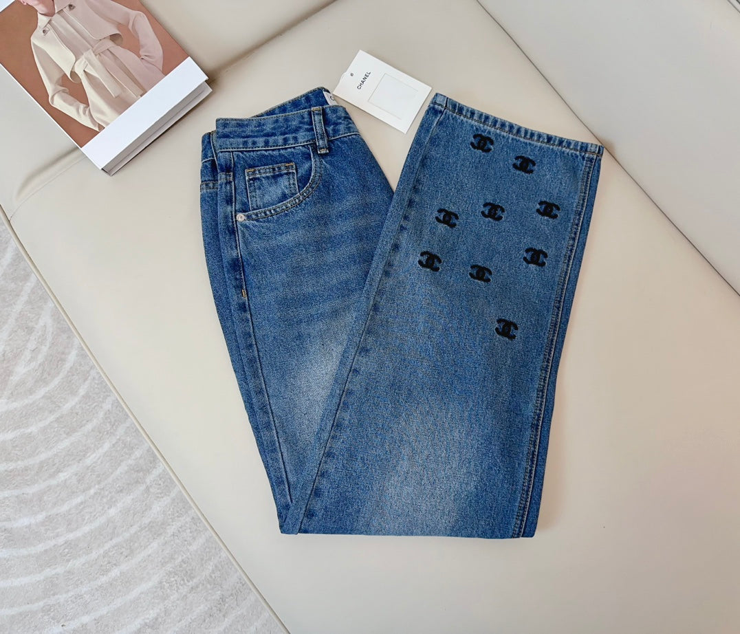 Wide-leg jeans with dense embroidered logo on the hem