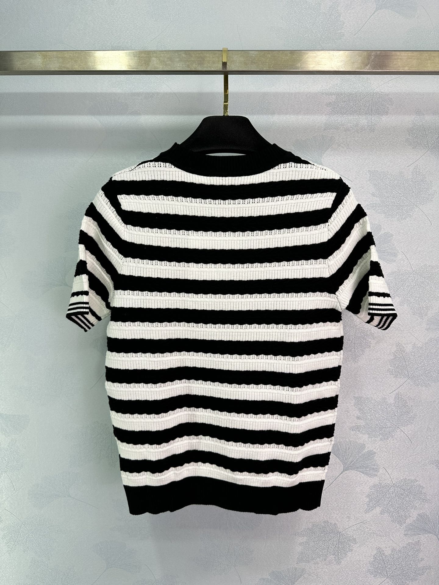 Wavy striped knitted short sleeves