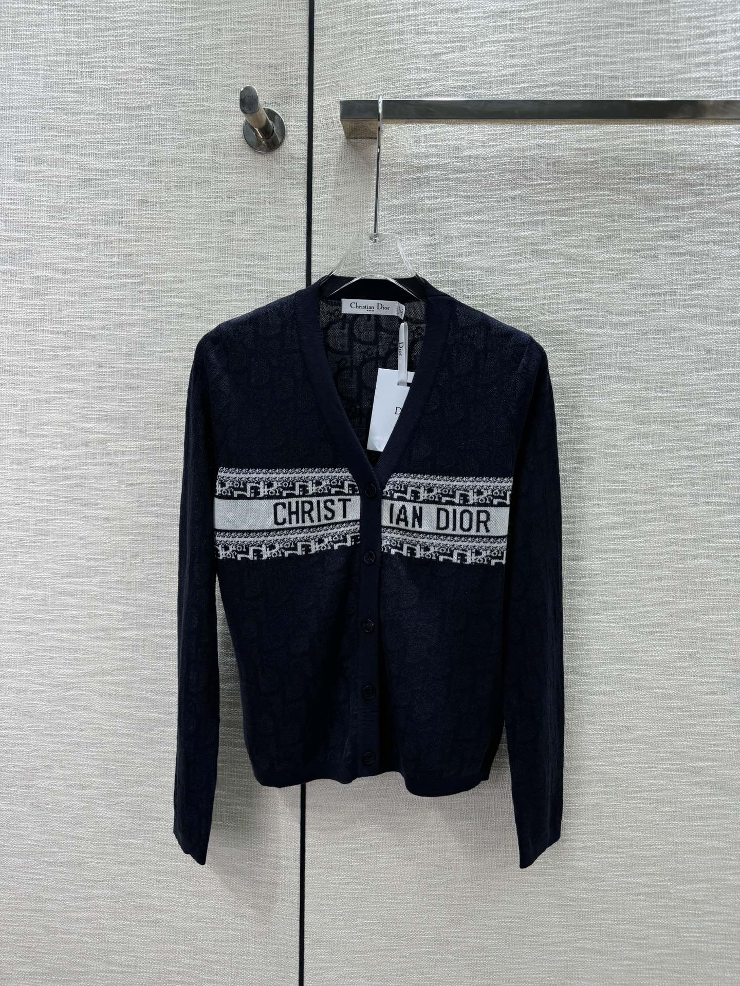 Contrast color logo knitted cardigan