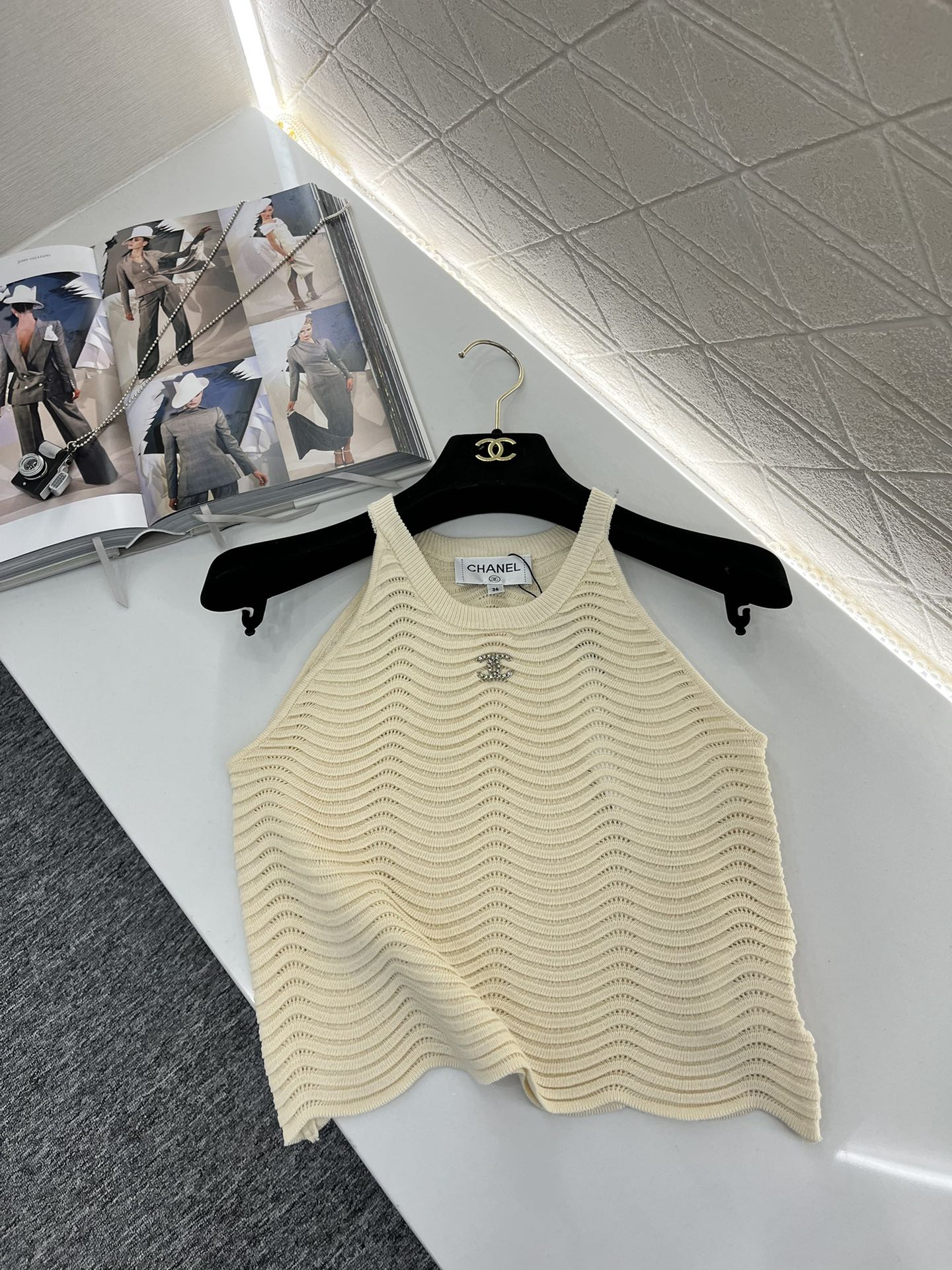 Hollow shoulder knitted vest