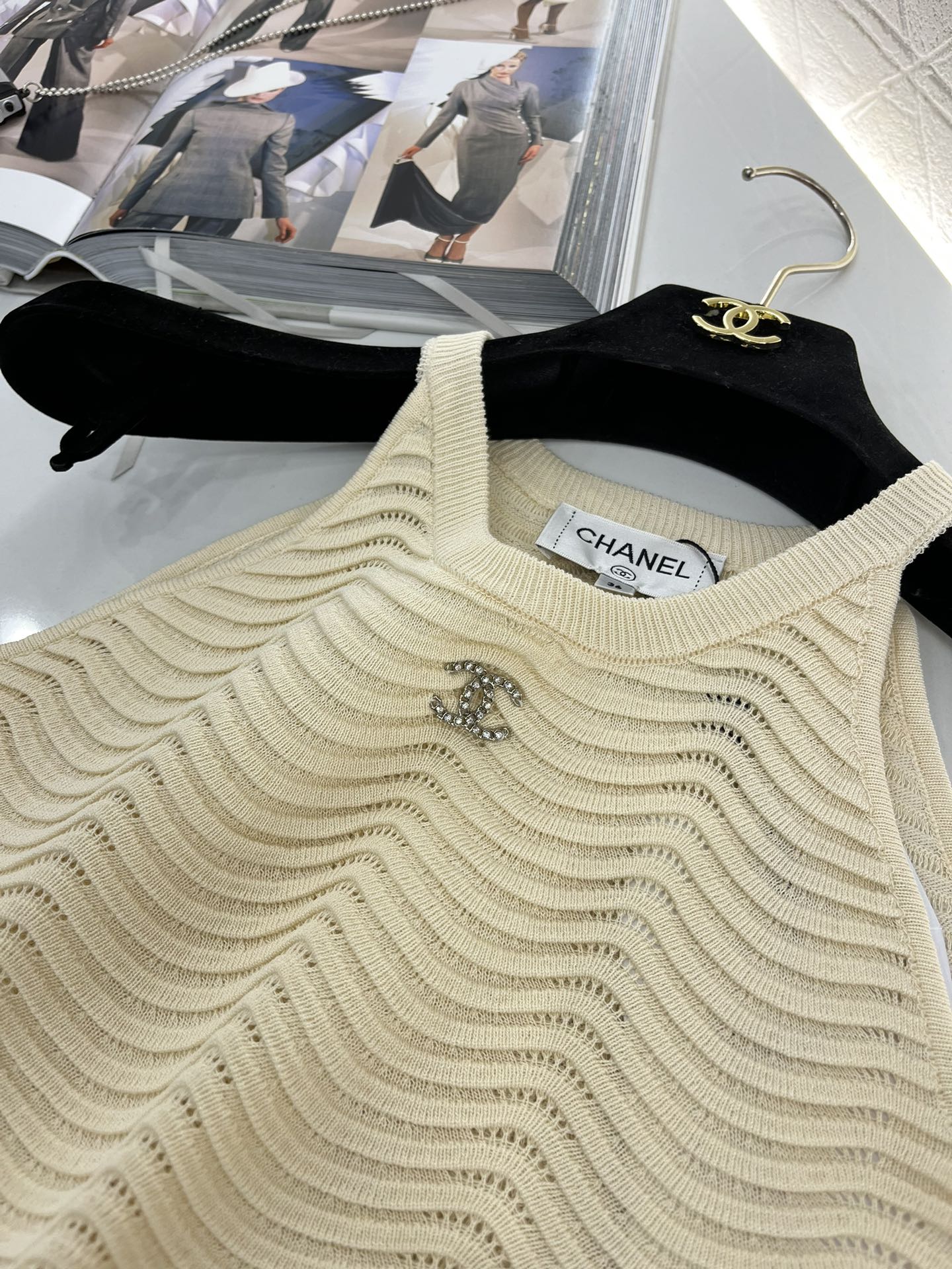 Hollow shoulder knitted vest