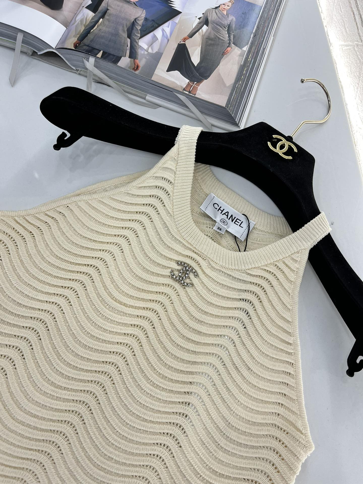 Hollow shoulder knitted vest