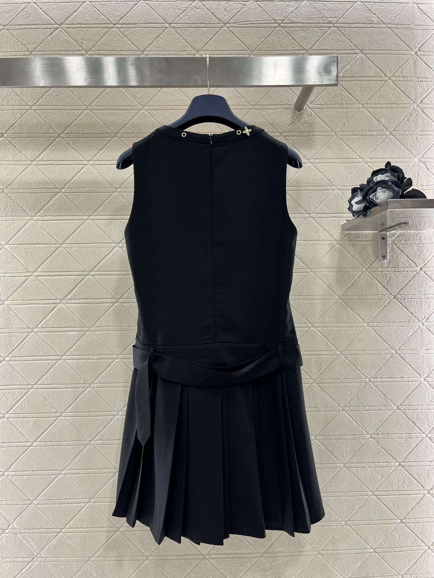 Belt pleated dress