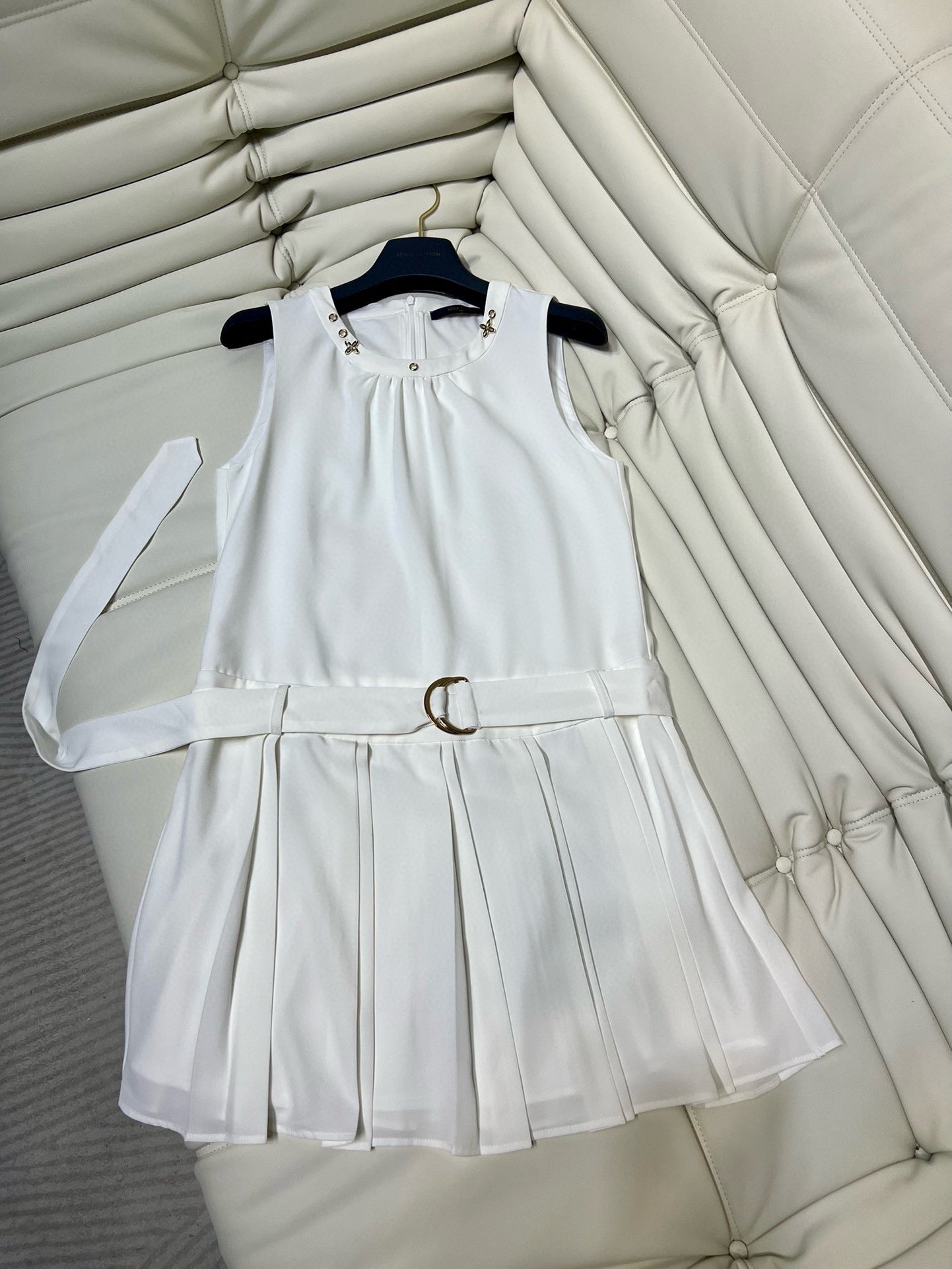 Belt pleated dress