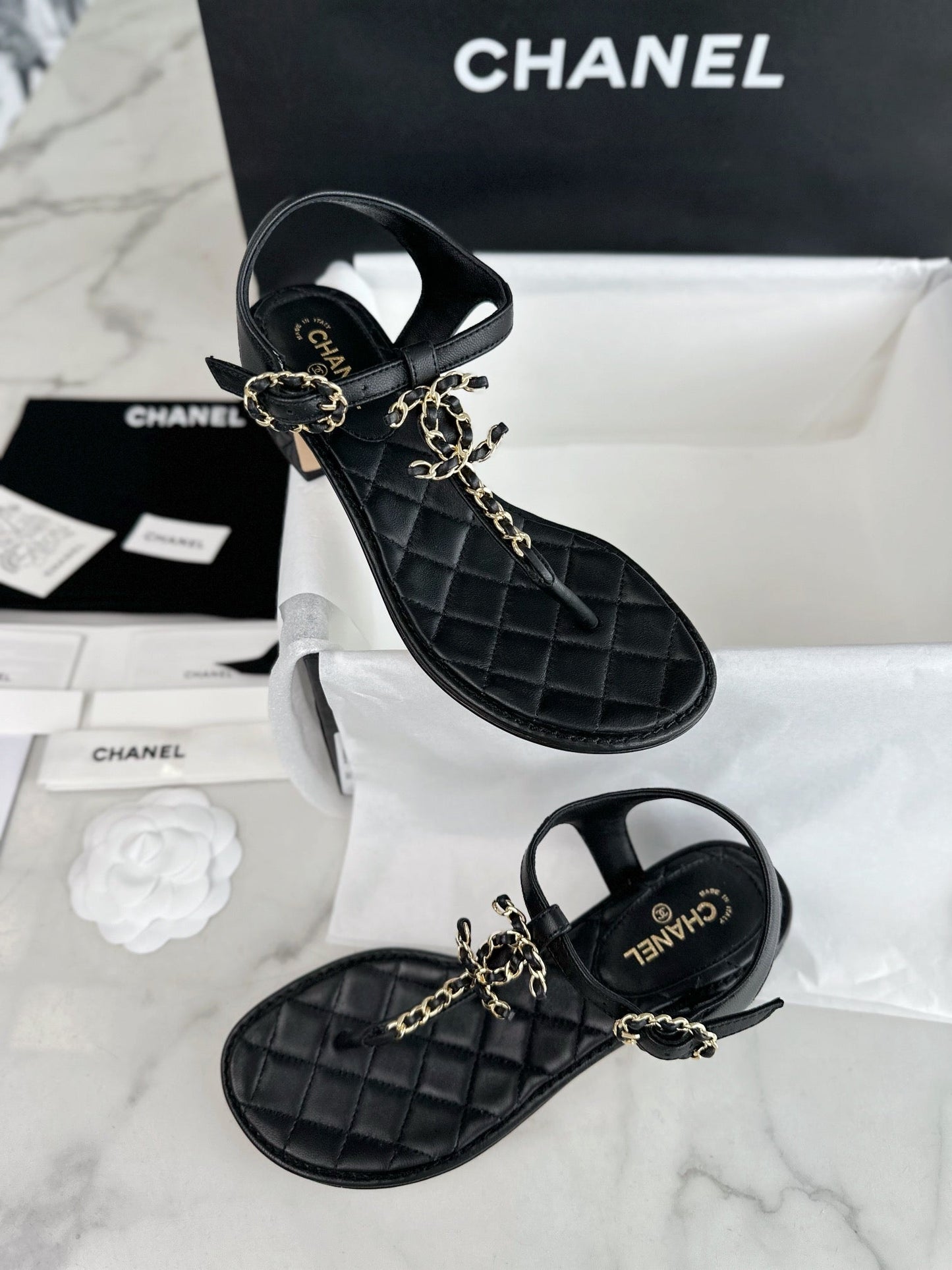 𝟐𝟒𝐂 Black flip-flop thick heel sandals