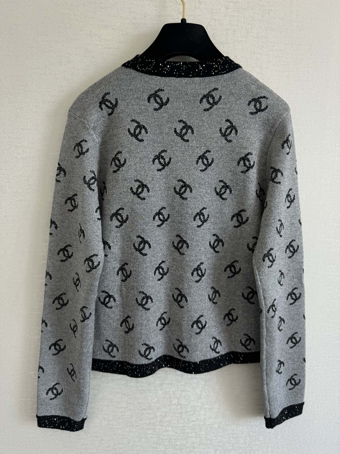 Contrast logo knitted cardigan long sleeves