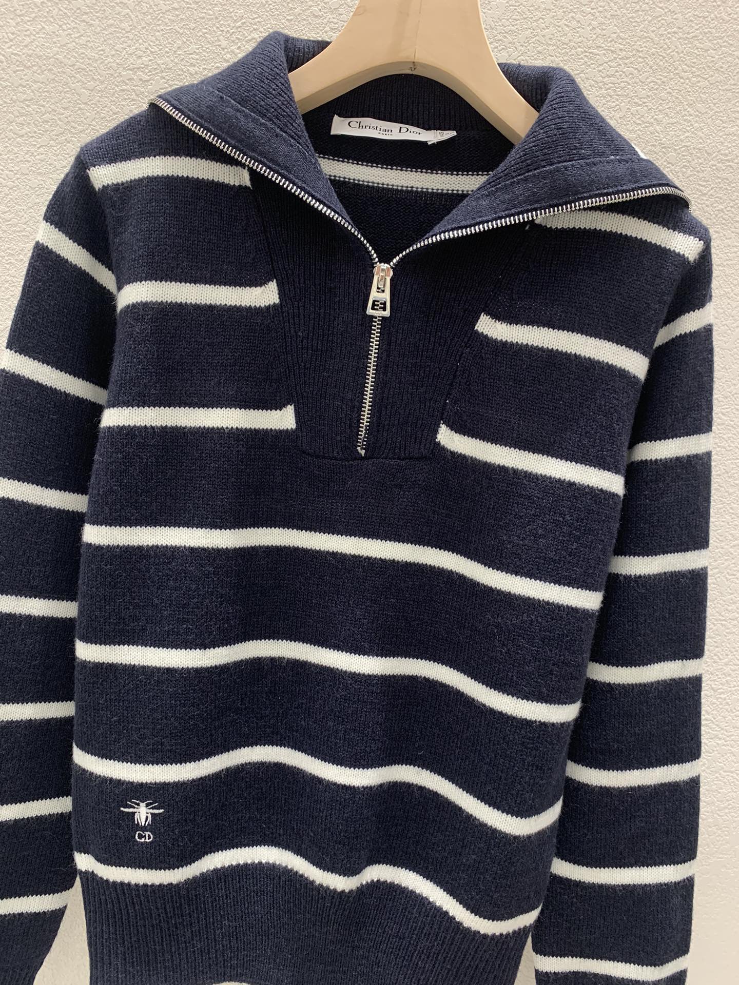 Navy collar knitted sweater