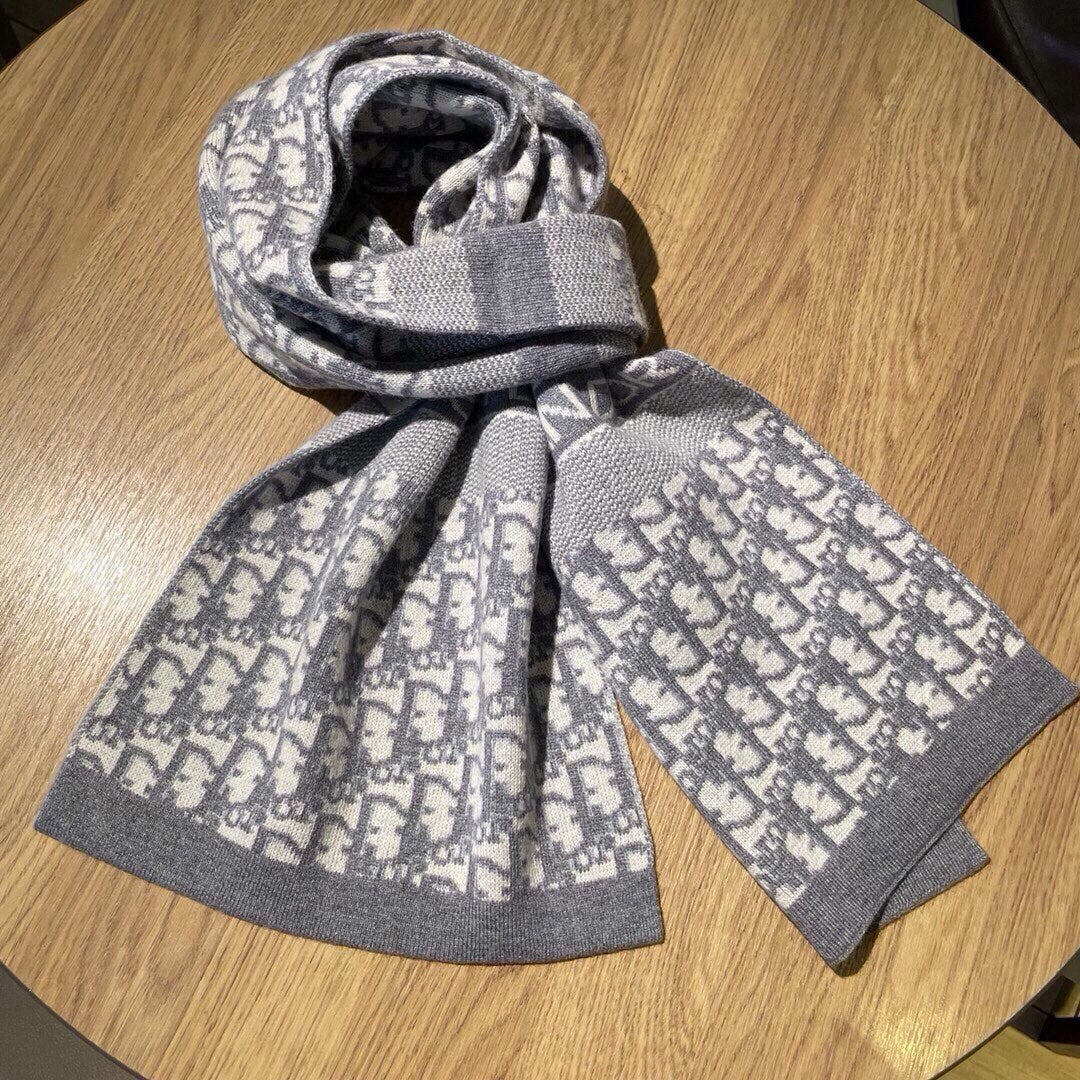 Classic autumn and winter knitted scarf