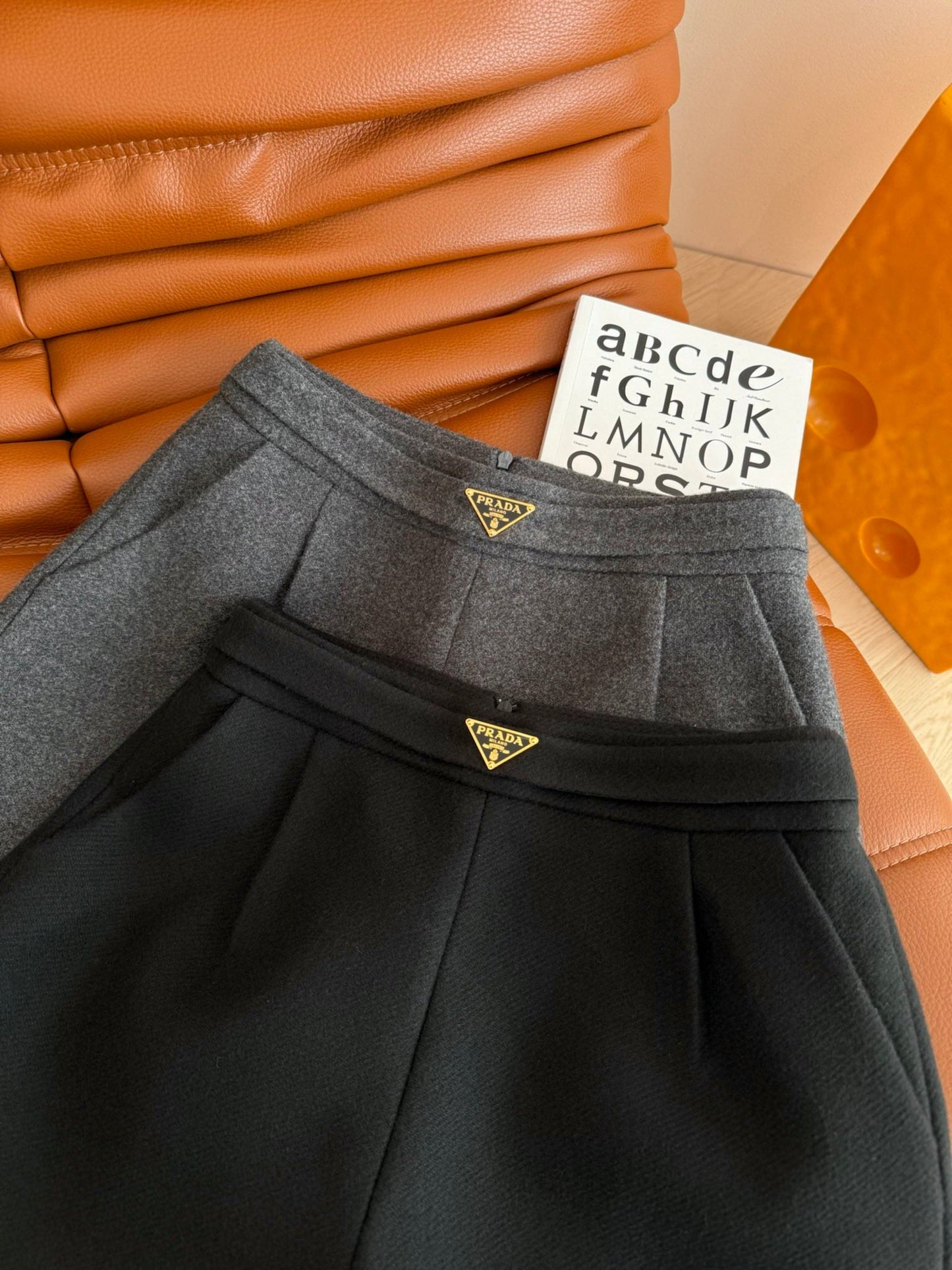 Triangle logo decorated woolen shorts