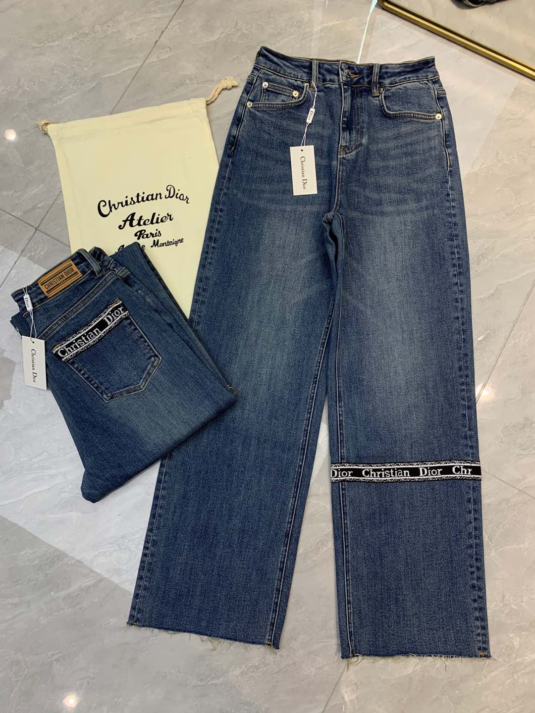 Straight jeans with ribbon design