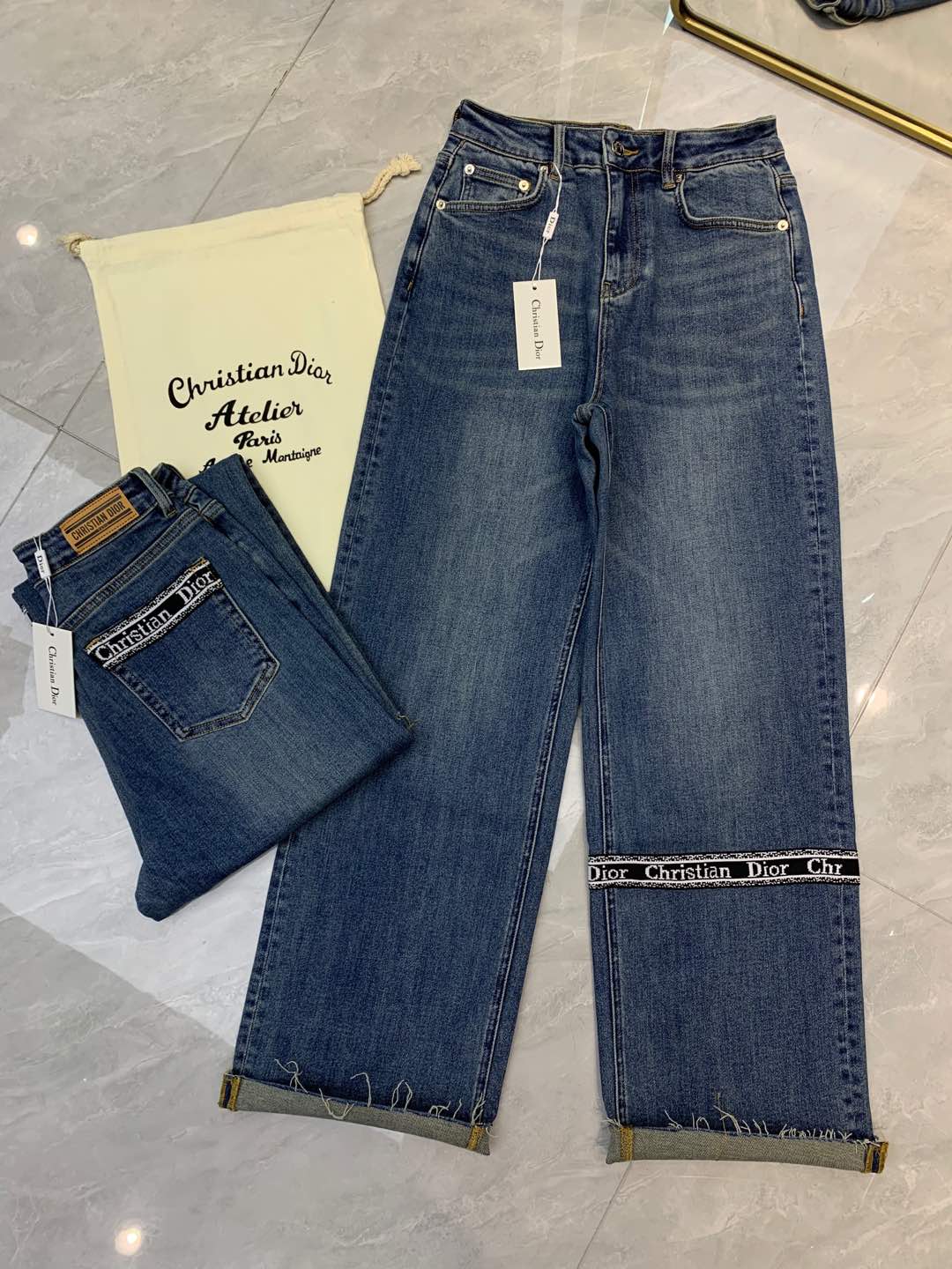 Straight jeans with ribbon design