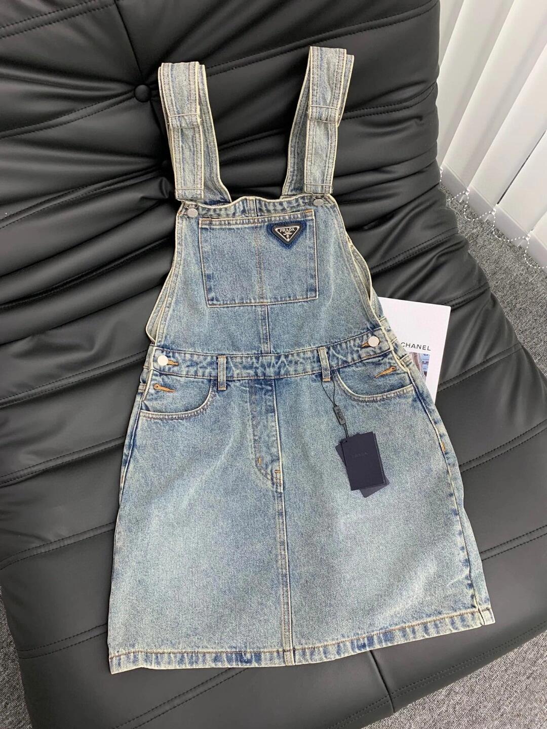 Denim suspender skirt