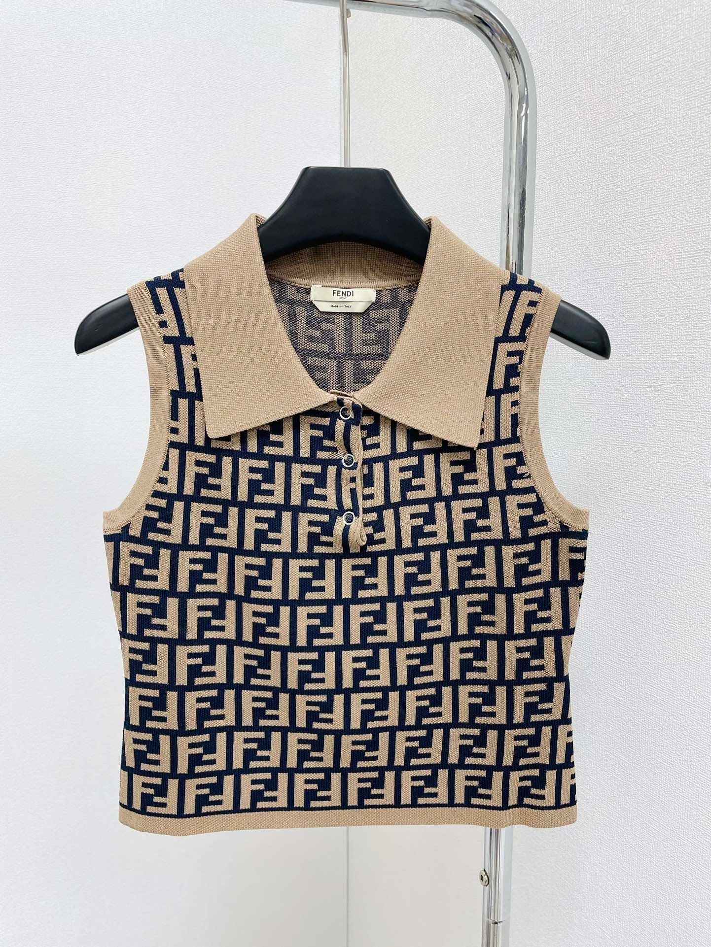 Polo collar vest