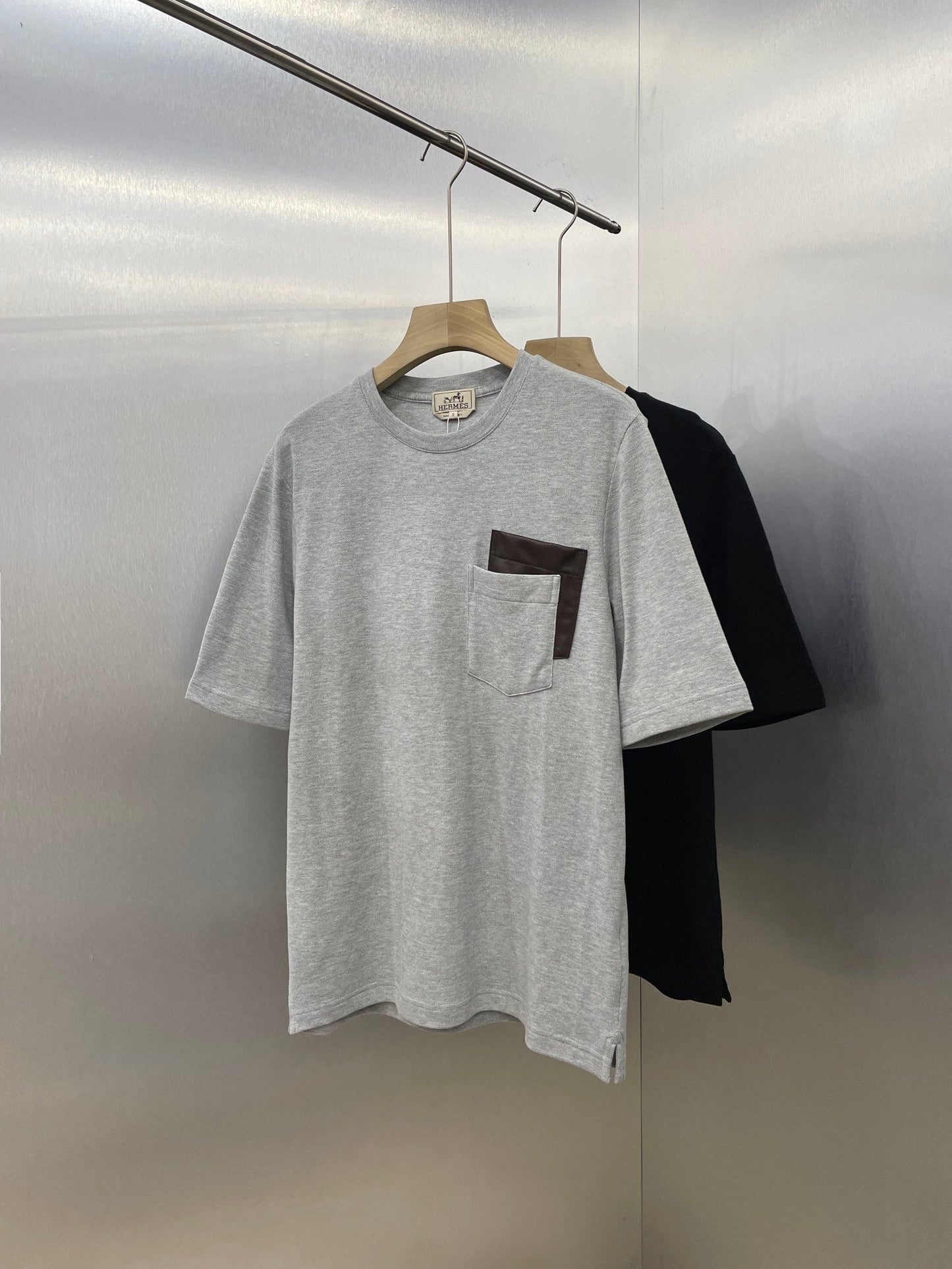 pocket patch leather short sleeve t-shirt