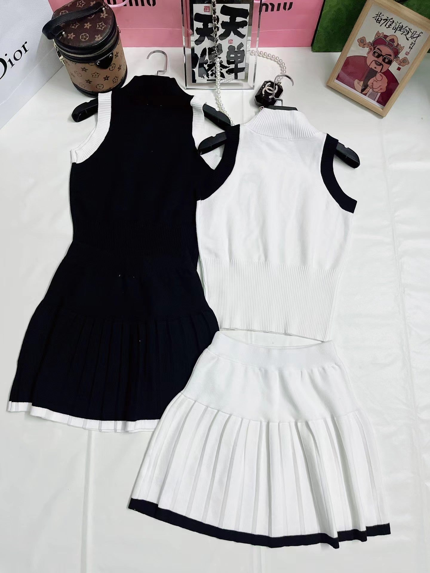 New knitted mid-neck contrasting shoulder-less vest and short skirt suit