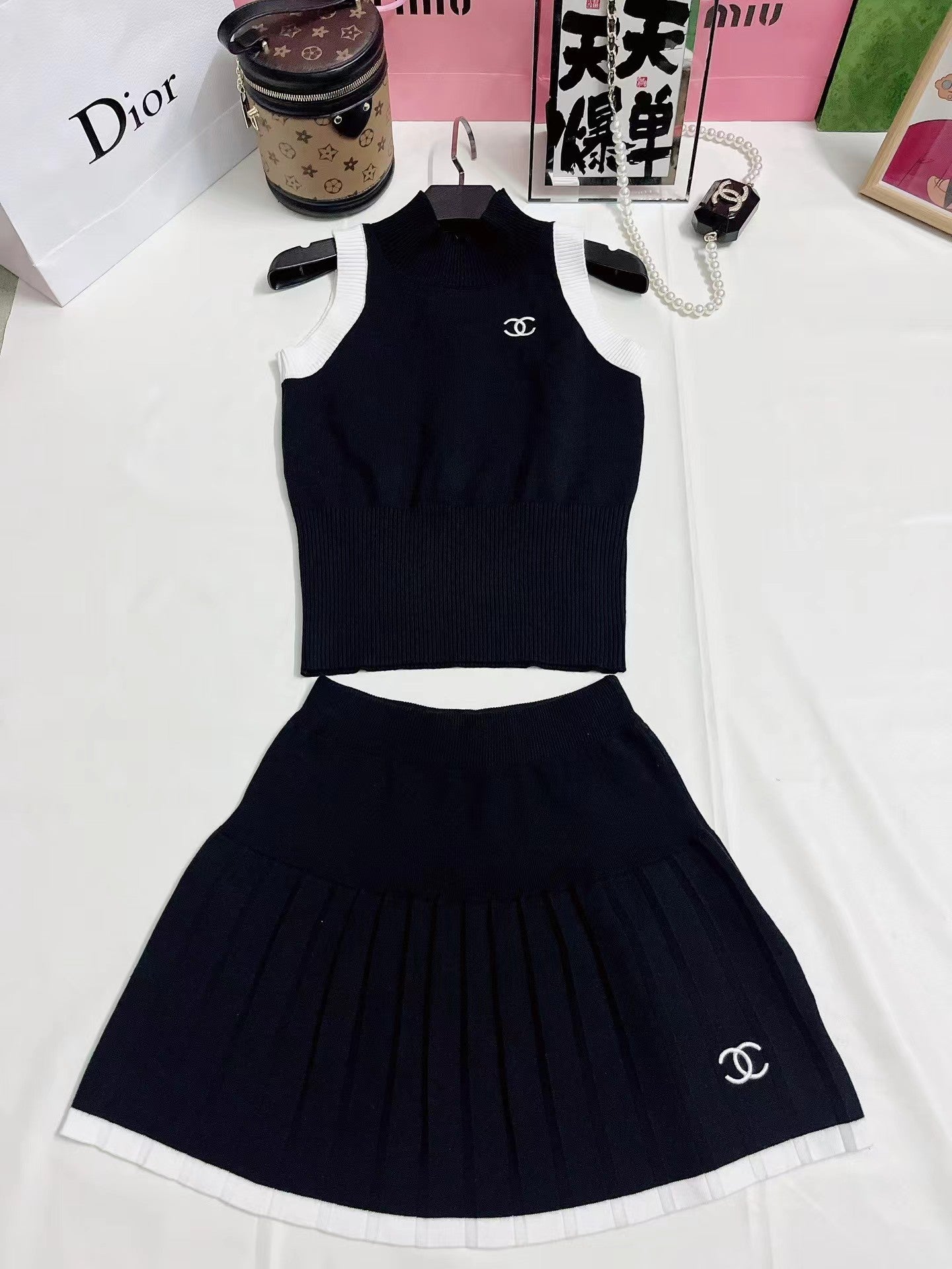 New knitted mid-neck contrasting shoulder-less vest and short skirt suit