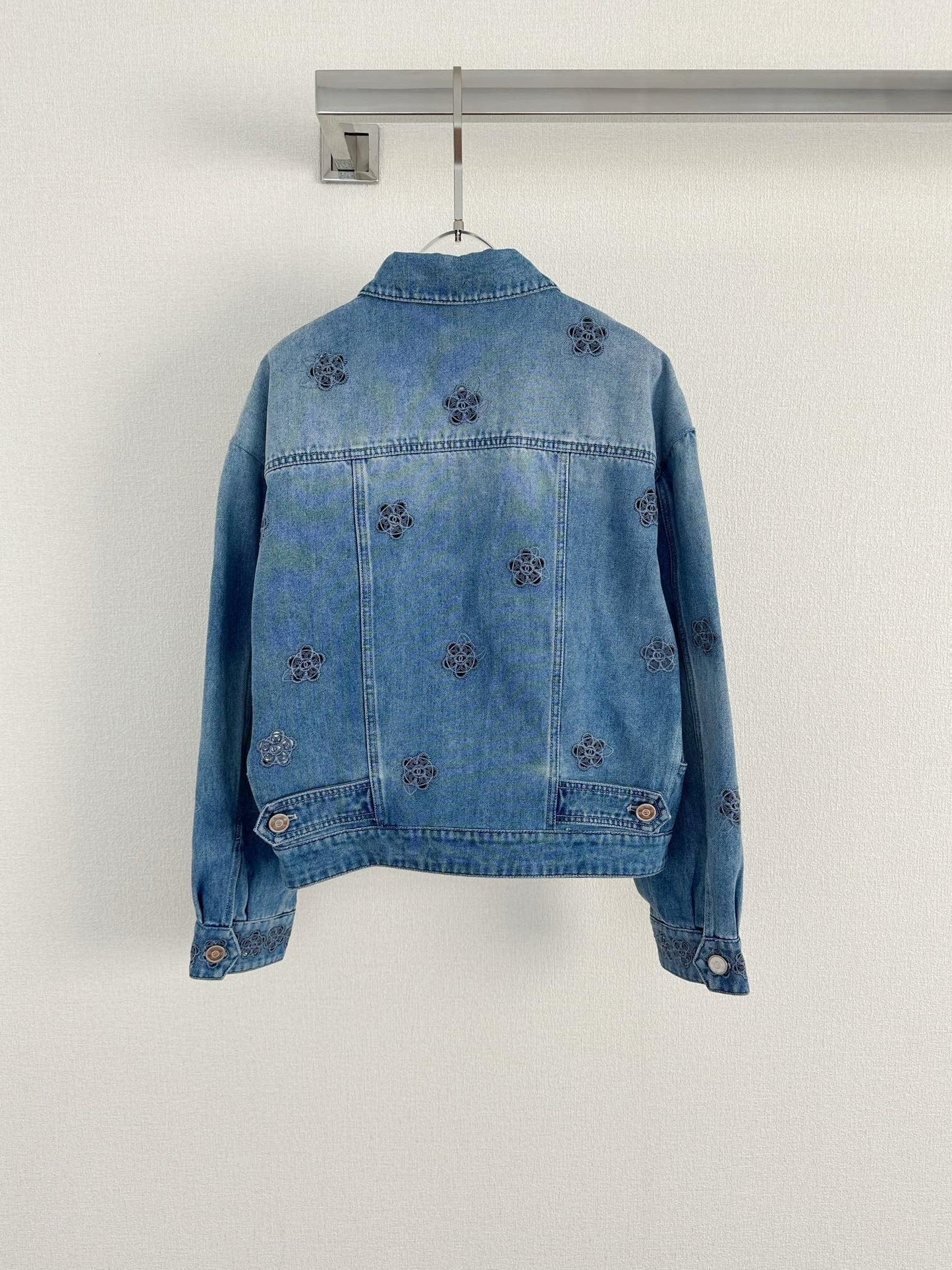 Camellia embroidered logo denim jacket