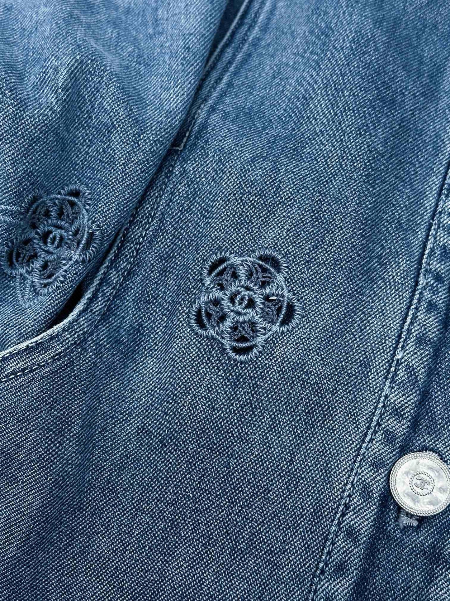 Camellia embroidered logo denim jacket