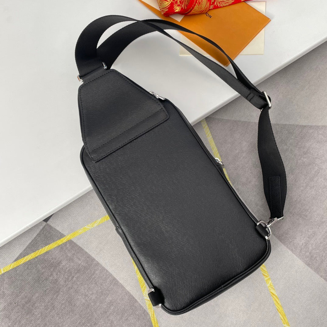 Adjustable shoulder strap and hook bag