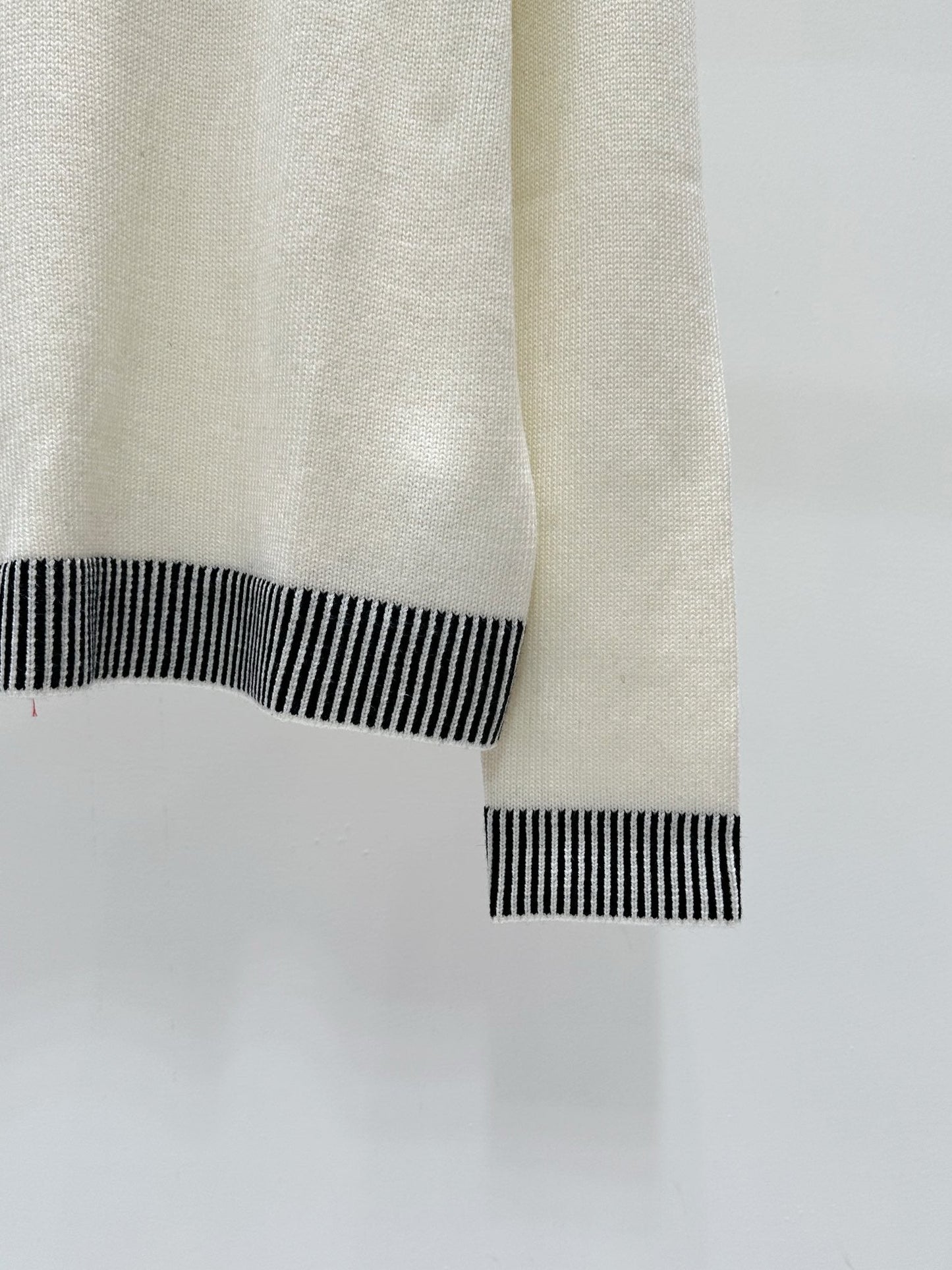 Vertical stripe knitted round neck long sleeves