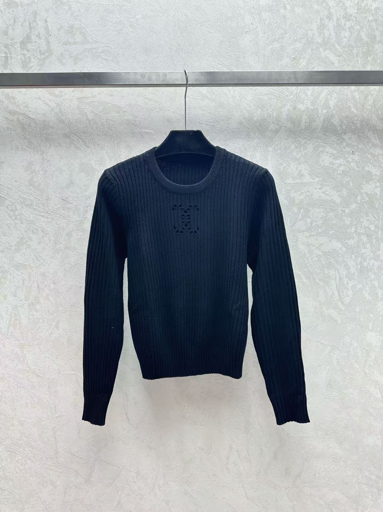 Hollow knitted long sleeves