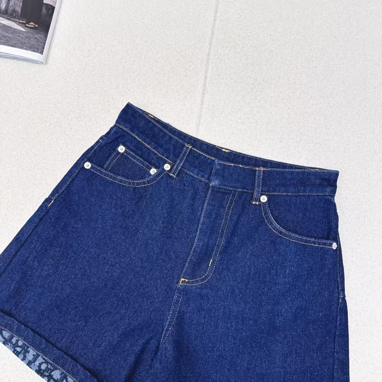 Latest style hem denim shorts with logo inside