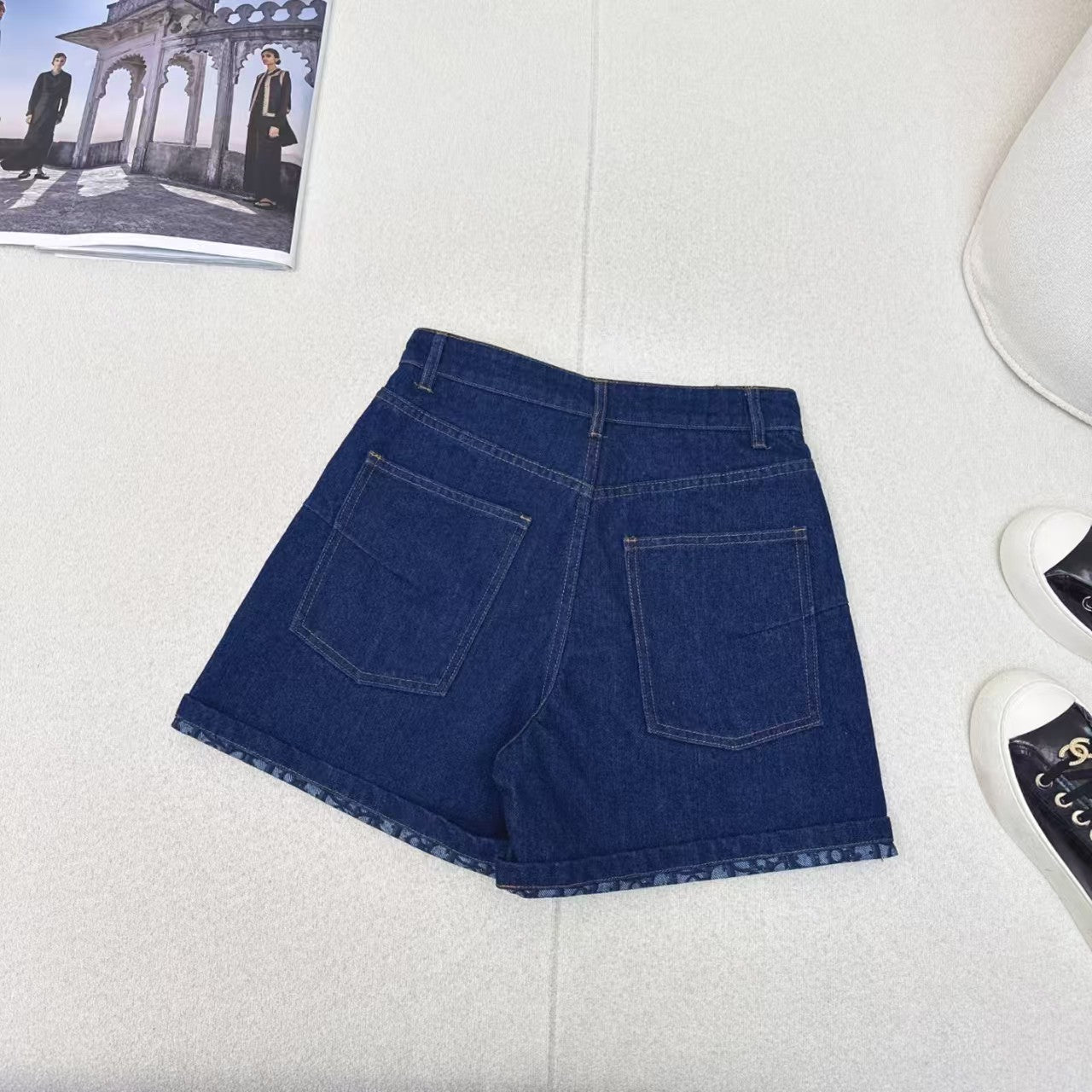 Latest style hem denim shorts with logo inside