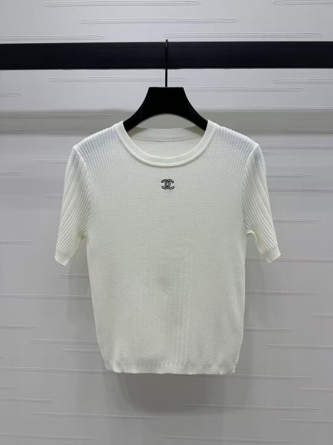 Round neck slim fit knitted short sleeves