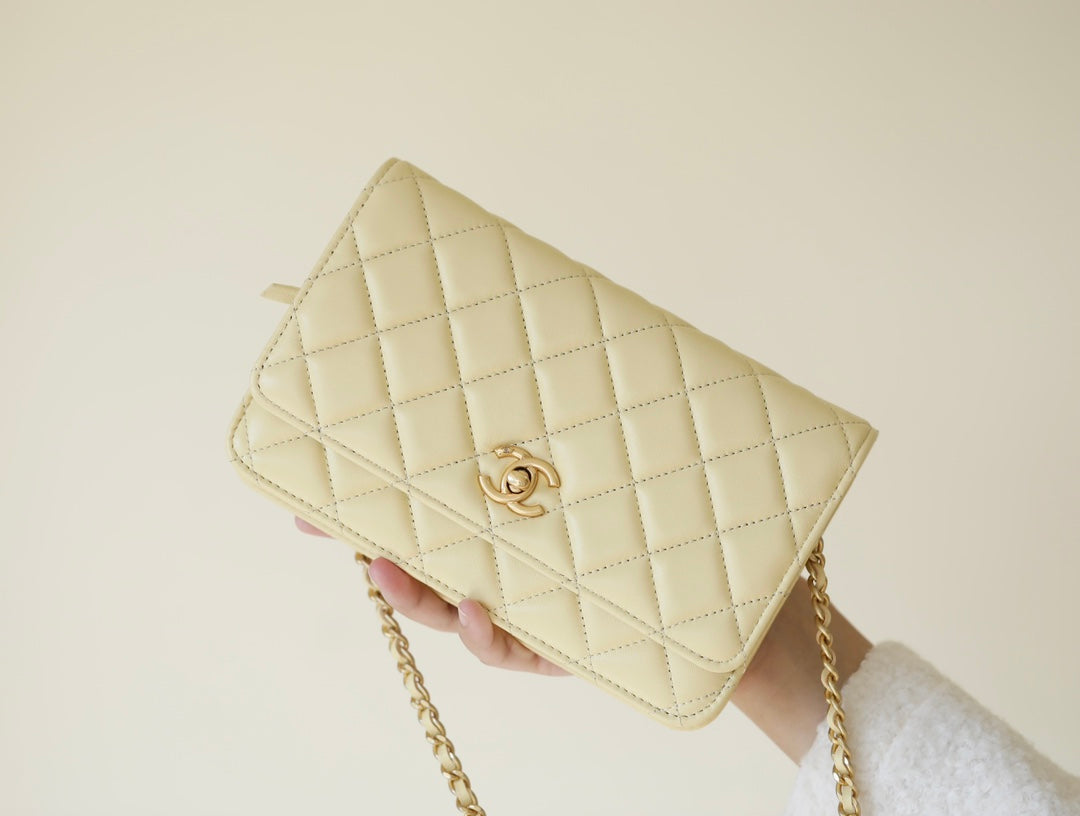 Chain wallet lambskin chicken yellow