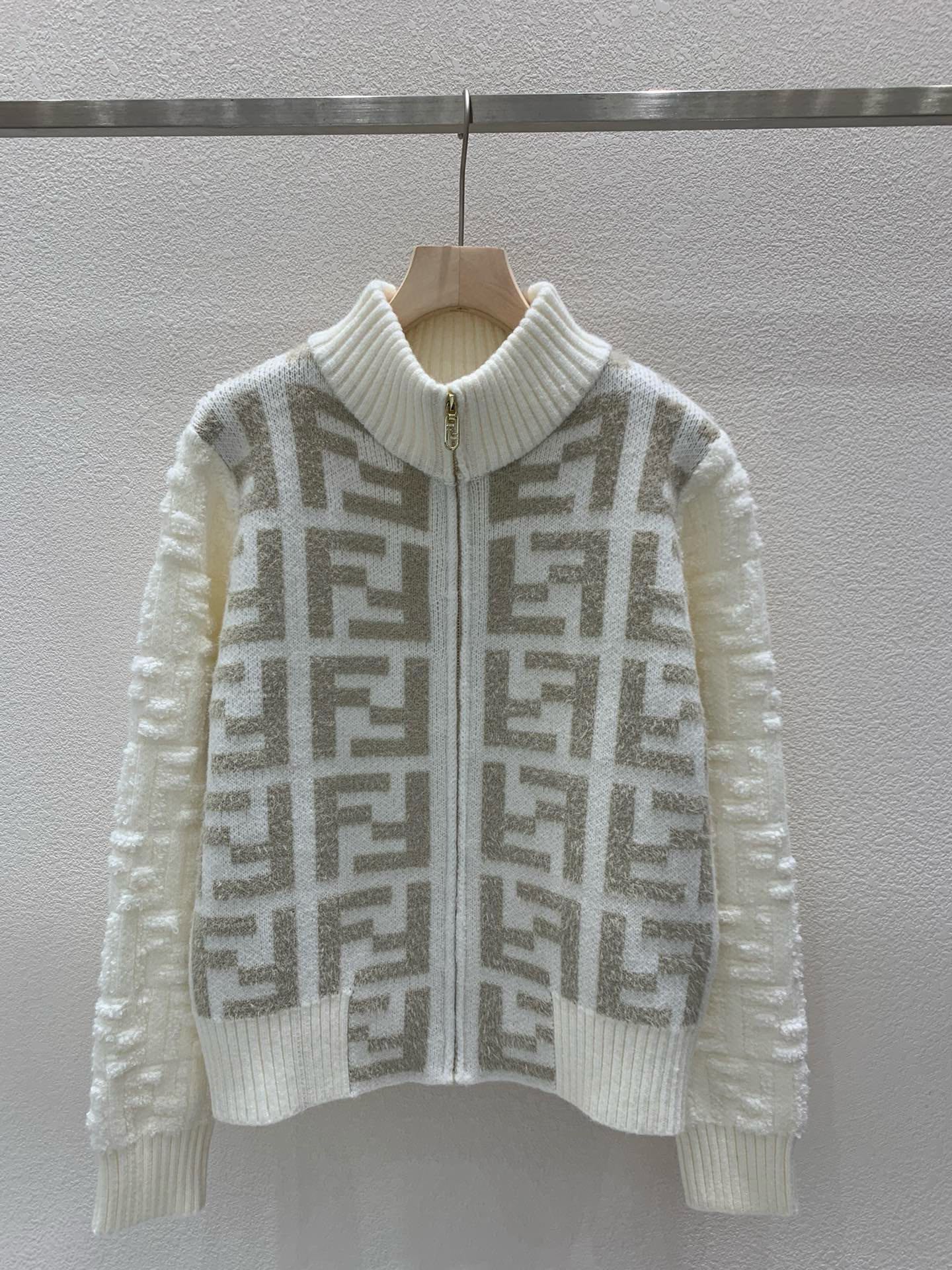 New Letter Jacquard Stitching Knitted Cardigan